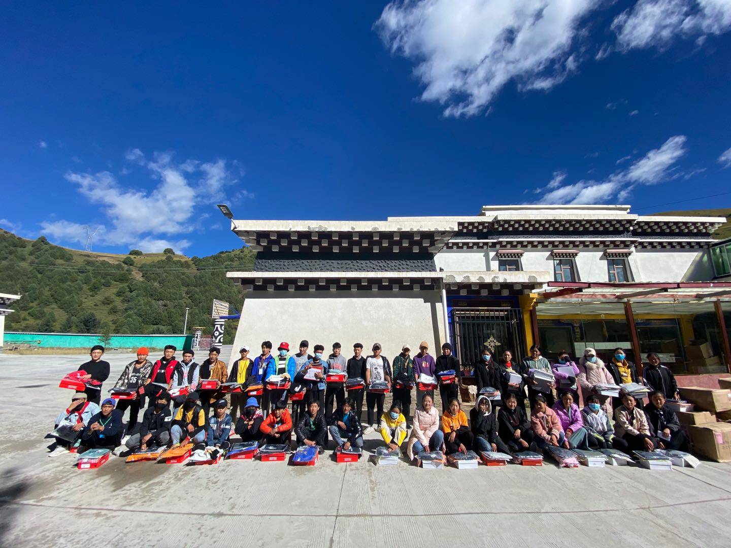 南宁舒明定制旅行服务有限公司公益回顾丨家国同欢月同圆 温暖满载甘孜州(图8)
